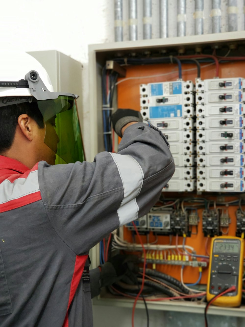 Kỹ thuật viên kiểm tra tủ điện