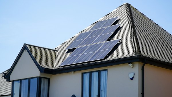 Ngôi nhà lắp điện mặt trời áp mái