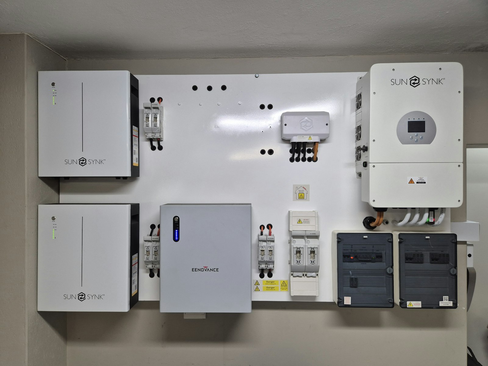 Hòa lưới, bám tải hay hybrid: hệ nào phù hợp với gia đình bạn?